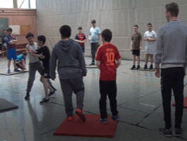 Videostandbild einer Turnhalle mit eine Gruppe von Schülern